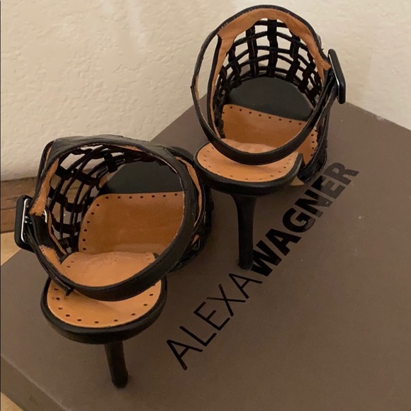 Worn only once - Picture 3 of 4